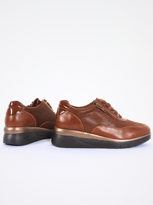 Zapatos marrón suela ligera.