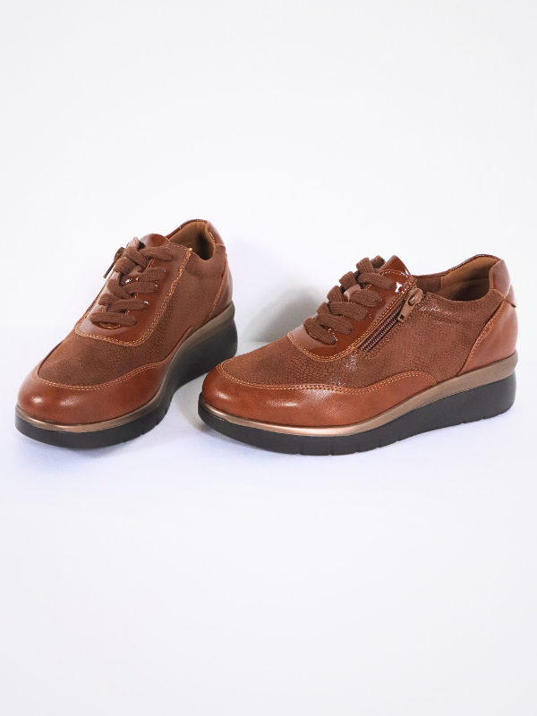 Zapatos marrón suela ligera.