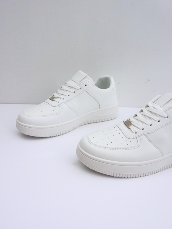 zapatos casuales blancos