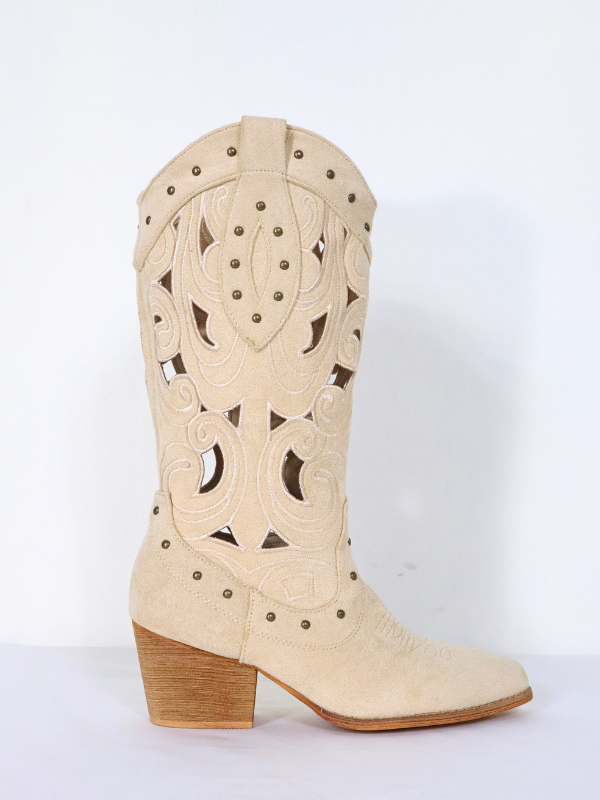 Botas de moda con diseño...