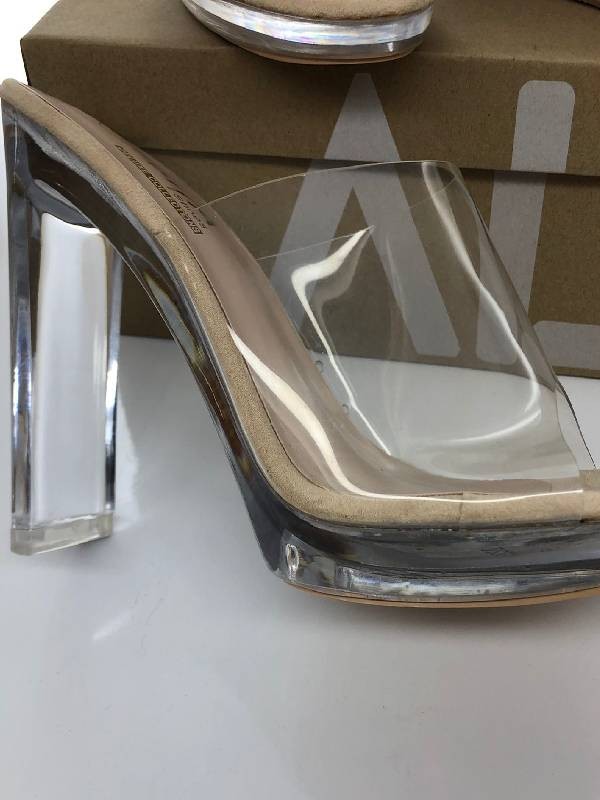 sandalia con tacón transparente