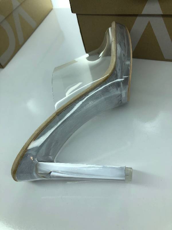 sandalia con tacón transparente