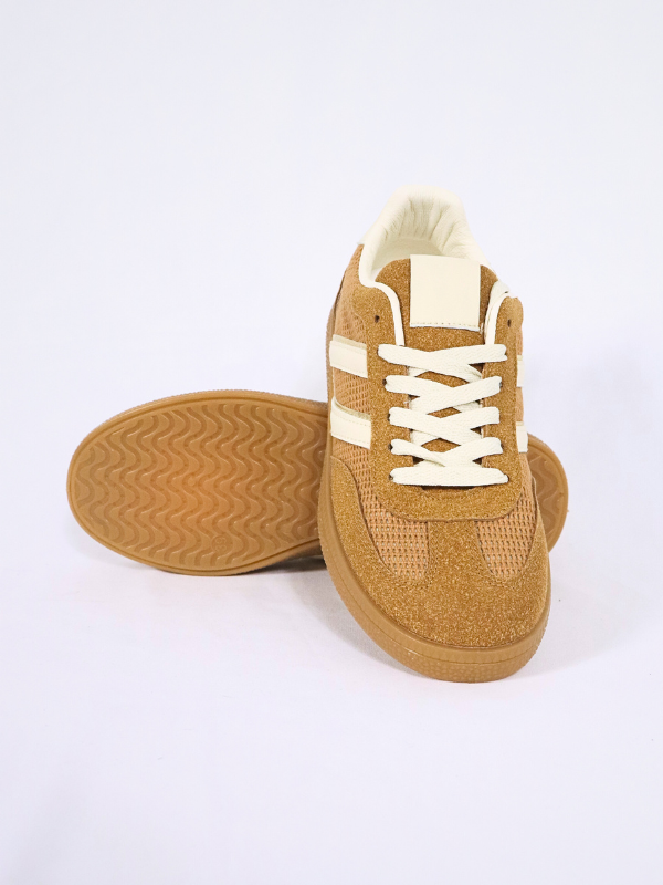 Zapatillas deportivas son modernas y...