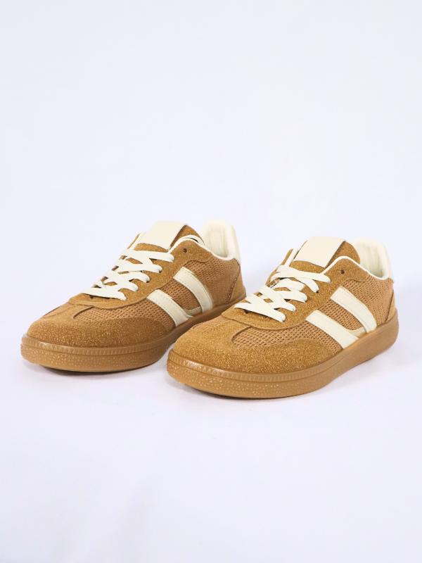 Zapatillas deportivas son modernas y...