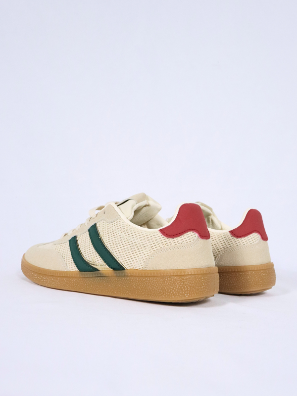 Zapatillas deportivas son modernas y...