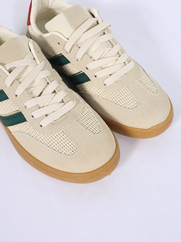 Zapatillas deportivas son modernas y...