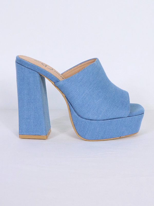 Sandalias tipo zuecos de tacon...