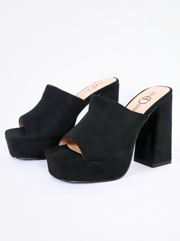 Sandalias tipo zuecos de tacon...