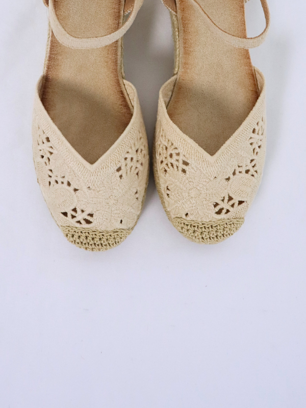 Sandalias beige huecas de tacón de...