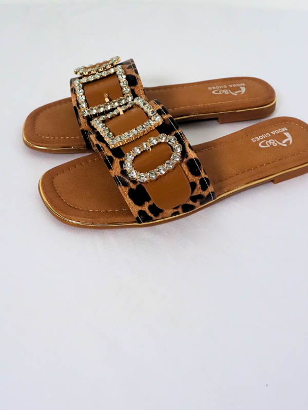 Sandalias planas diseñadas con...