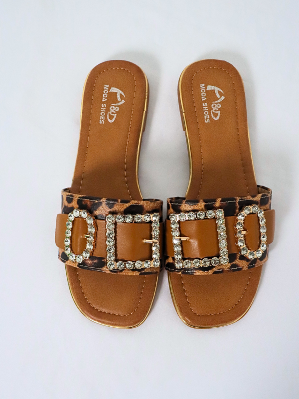 Sandalias planas diseñadas con...