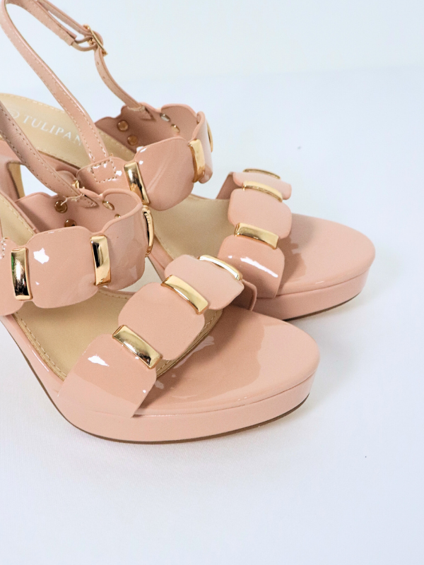 Sandalia charol con tacón