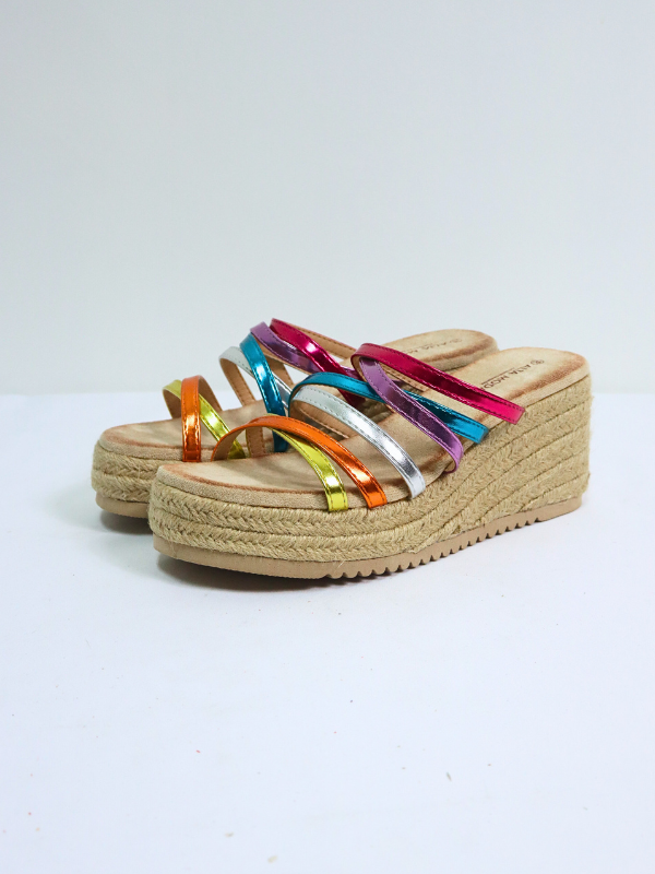 Sandalias cómodas con tiras cruzadas...