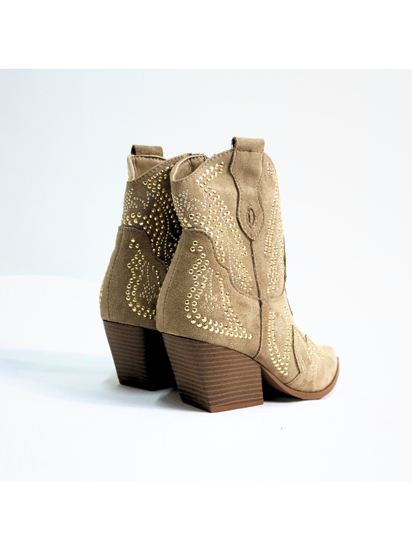 Botines con adorno metálico, tacón...