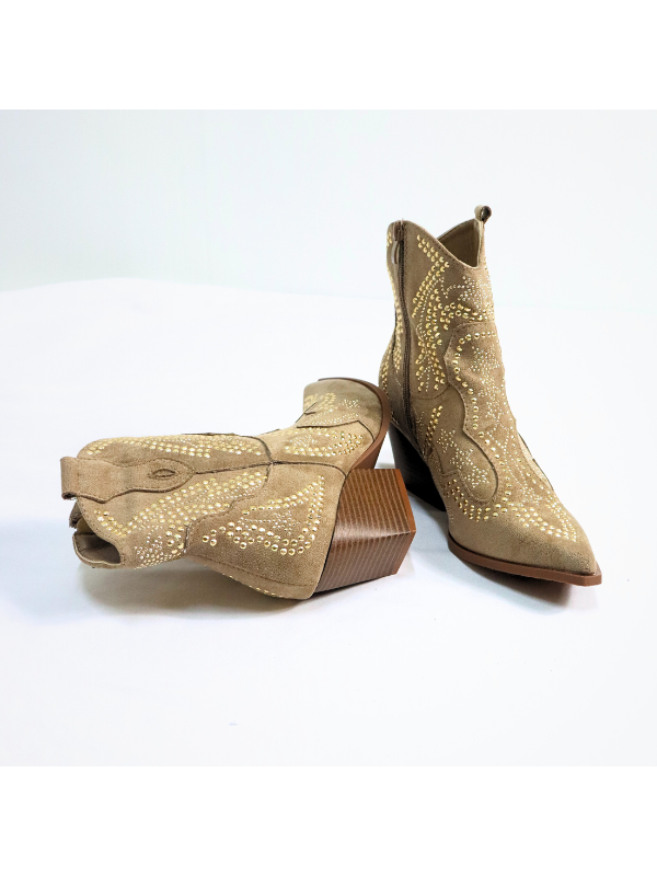 Botines con adorno metálico, tacón...