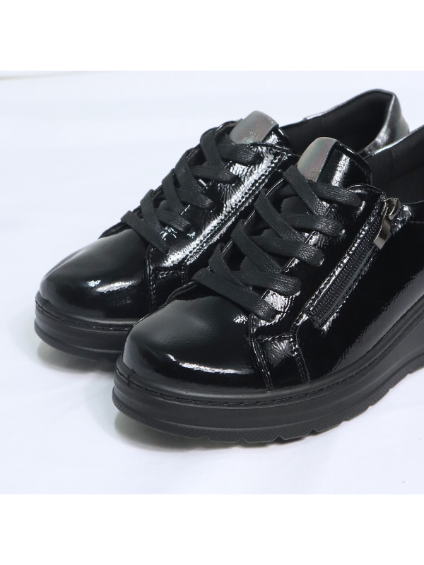 Zapatillas negras de charol...