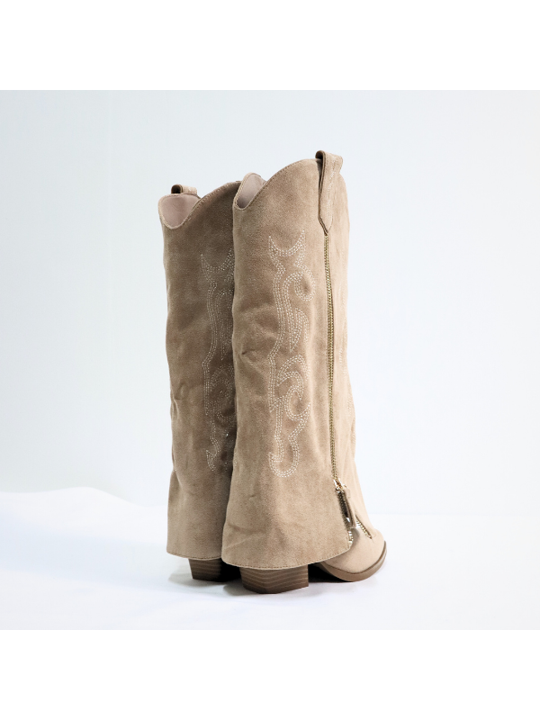 Botas de moda con costuras decorativas