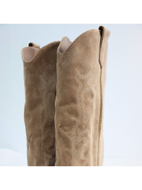 Botas de moda con costuras decorativas