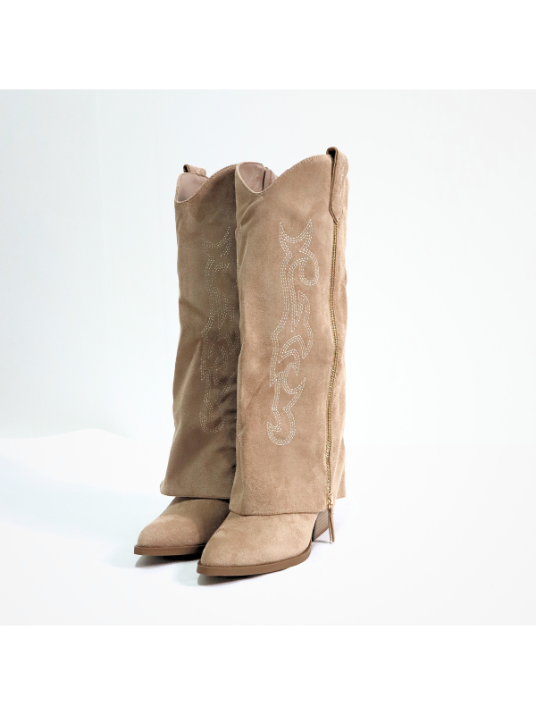 Botas de moda con costuras decorativas