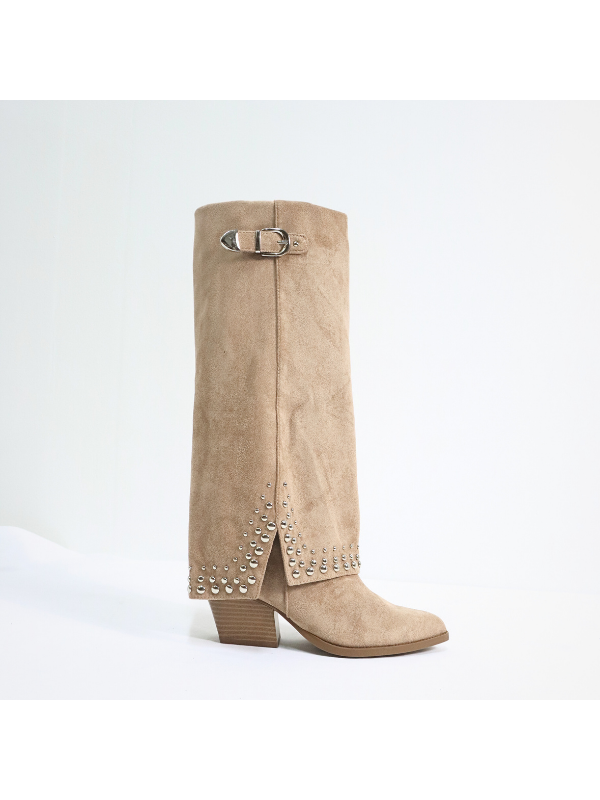 Botas de moda con adornos...