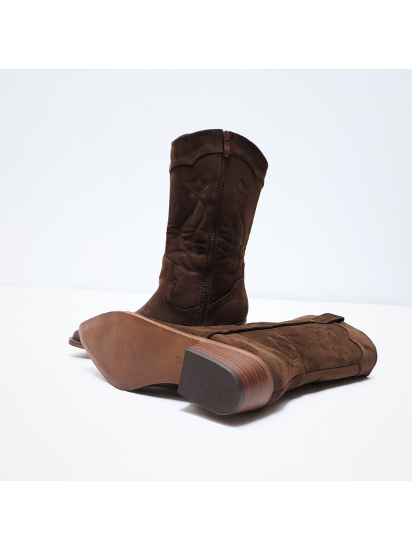 Botas altas color café oscuro con...