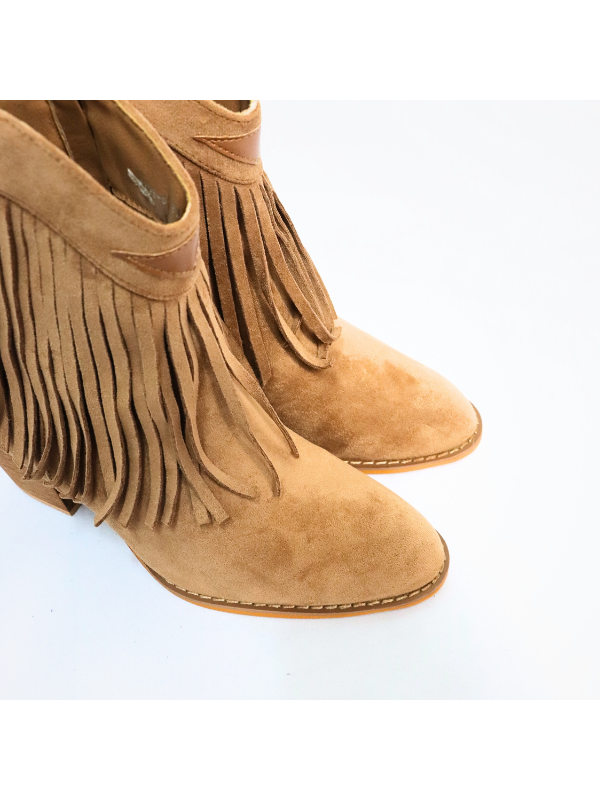 Botines cowboy con tacón y fleco