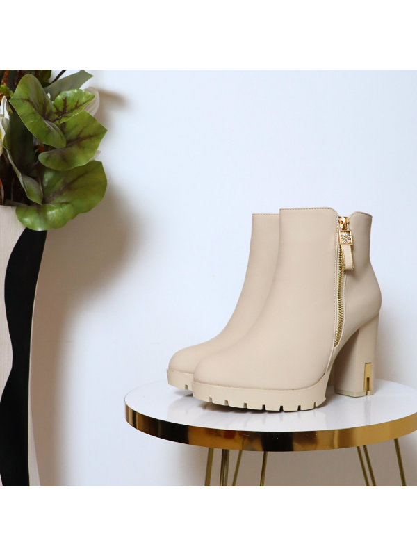 Elegantes botines de tacón...