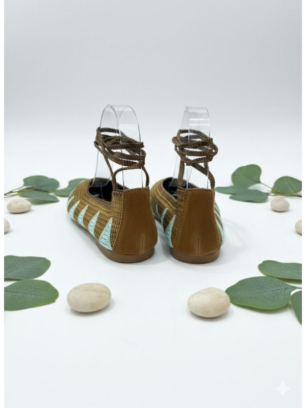 Zapatos planos con diseño de cordones...