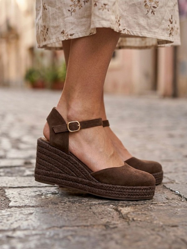 Sandalias marrones modernas...