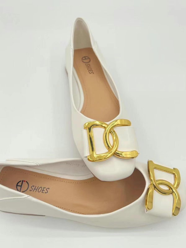 Bailarina con tacón bajo...