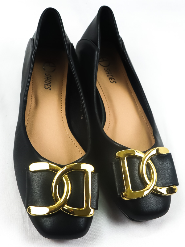 Bailarina con tacón bajo diseño...