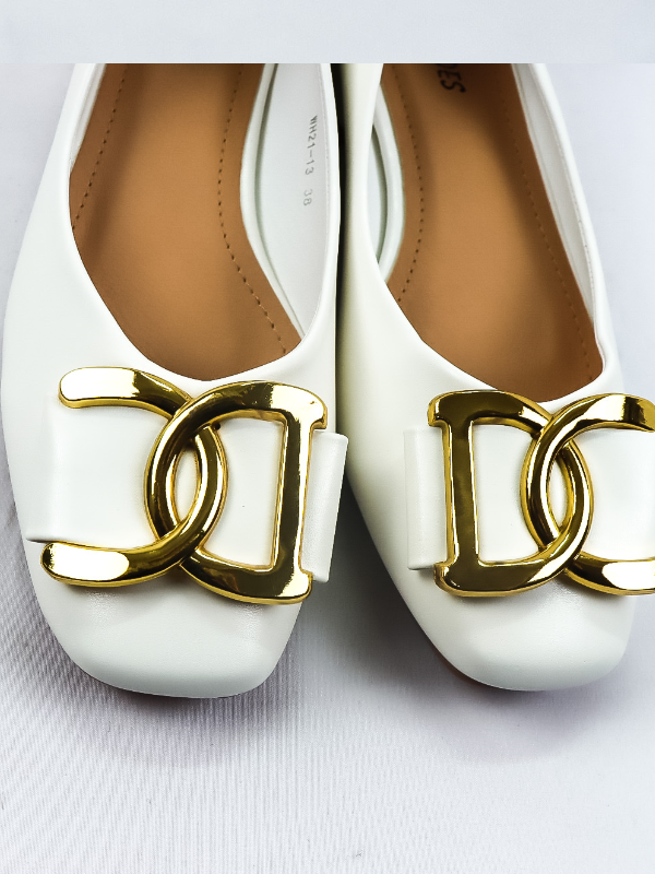 Bailarina con tacón bajo diseño...