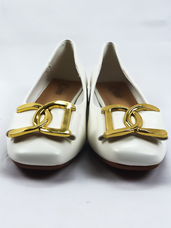 Bailarina con tacón bajo diseño...