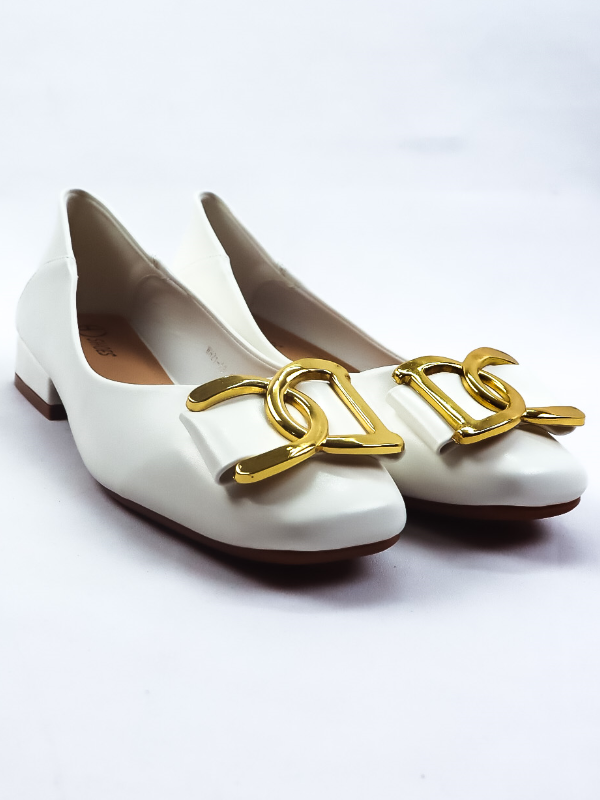 Bailarina con tacón bajo diseño...