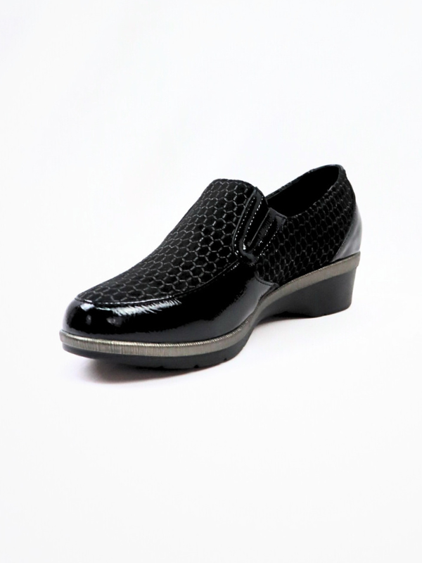 zapato mocasín con cuña.