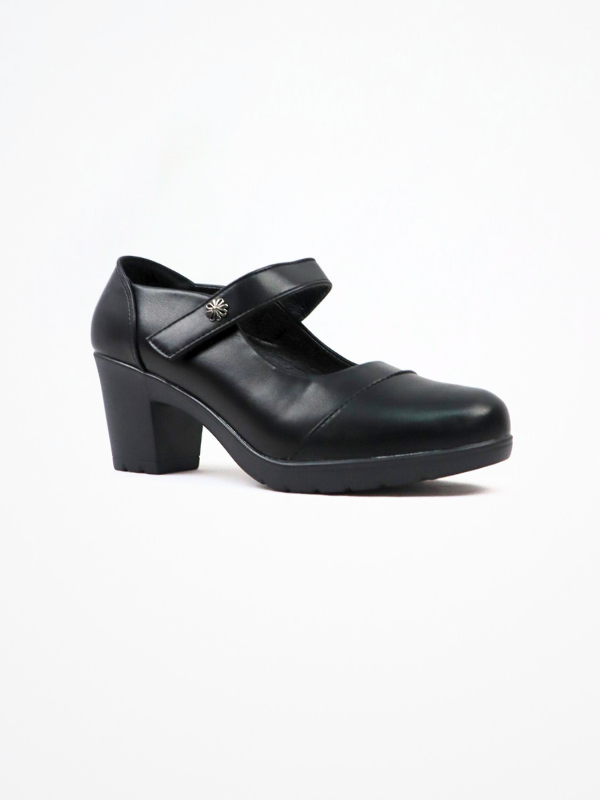 zapato con tacón grueso...