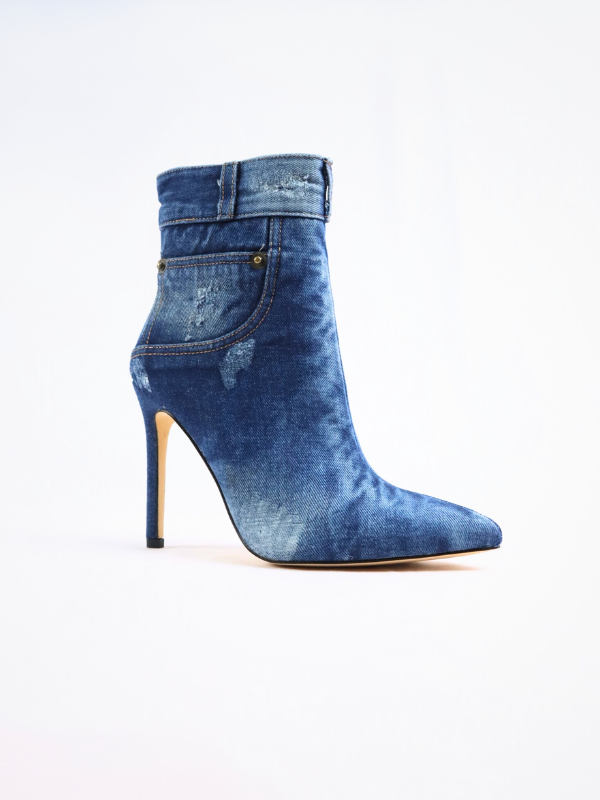 Botín vaquero con tacón de aguja.