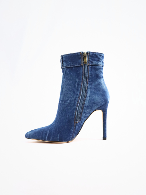 Botín vaquero con tacón de aguja.