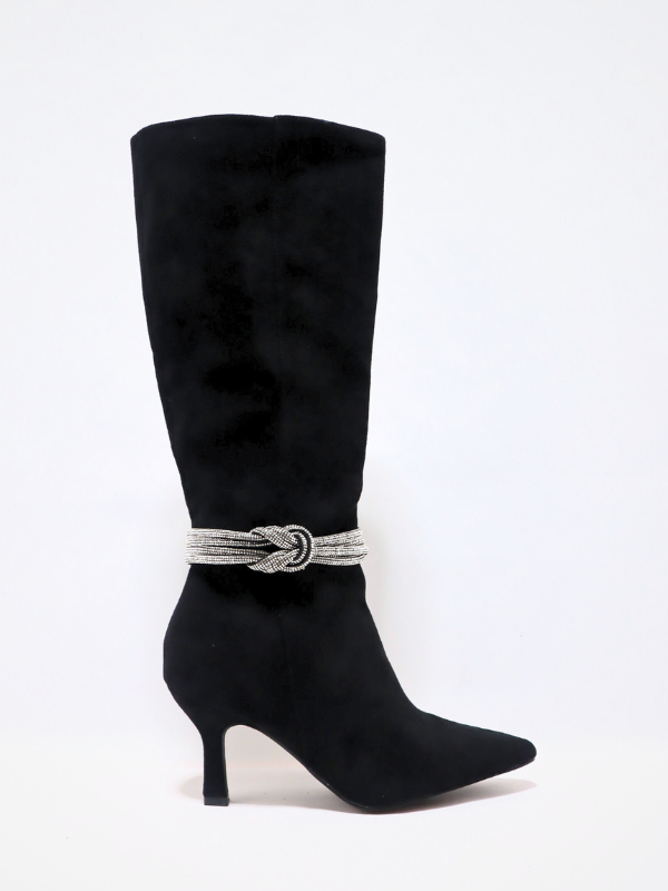 Low heel boots