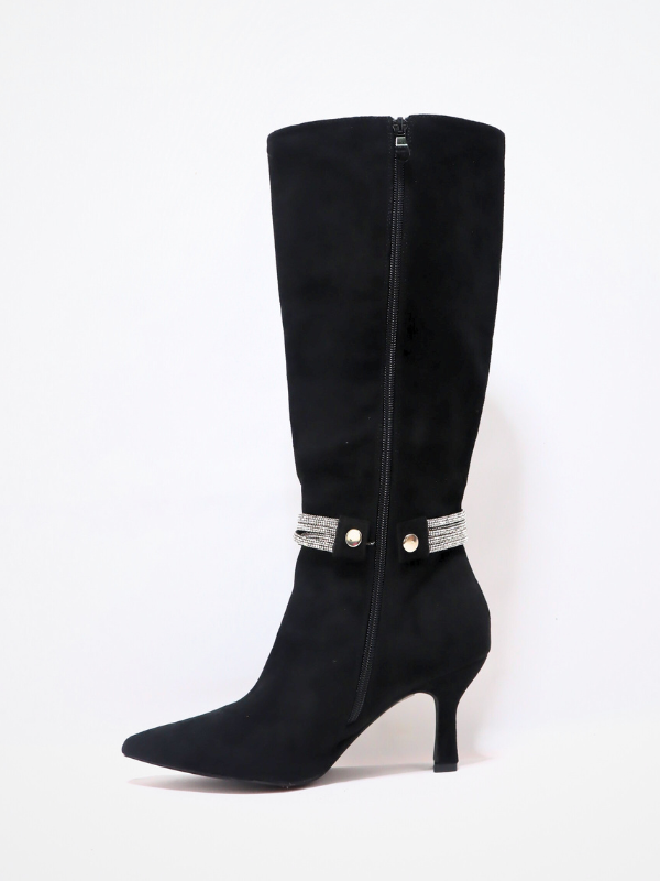 Low heel boots