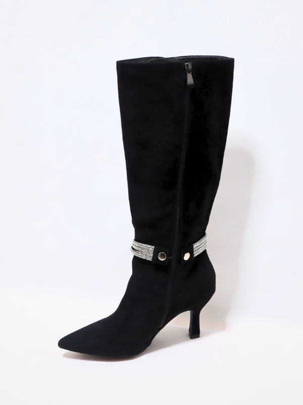 Low heel boots