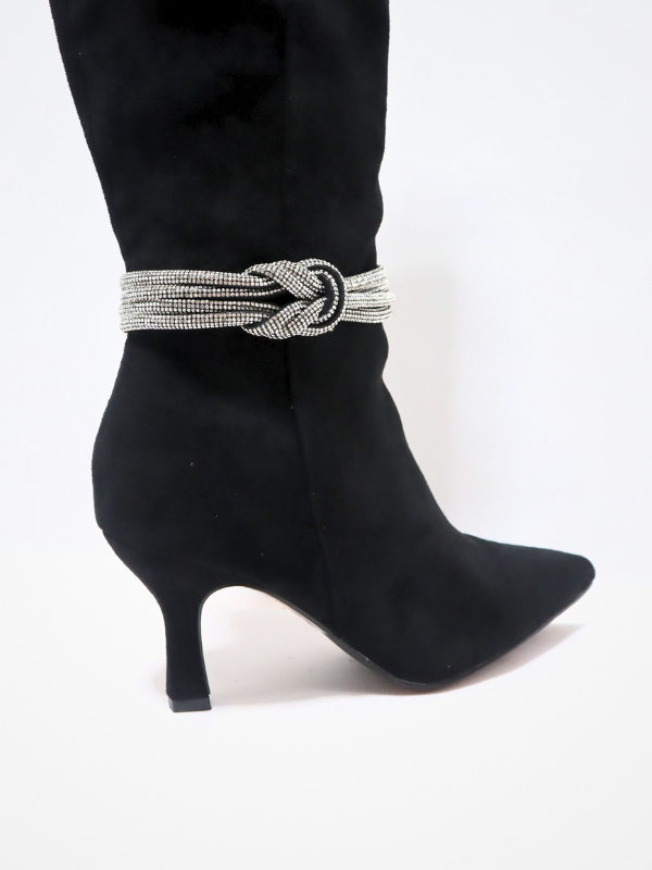 Low heel boots
