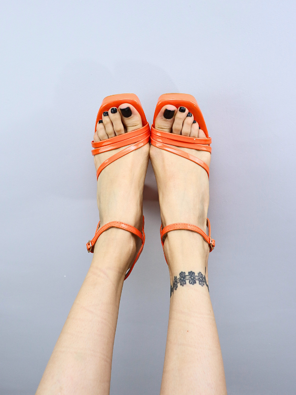 Sandalias de charol con tiras tacon...