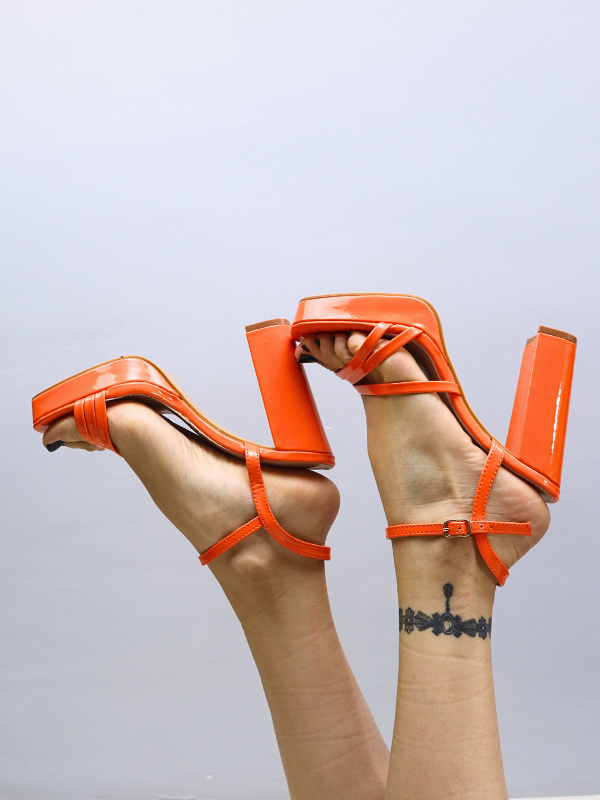 Sandalias de charol con tiras tacon...