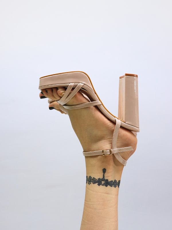 Sandalias de charol con tiras tacon...