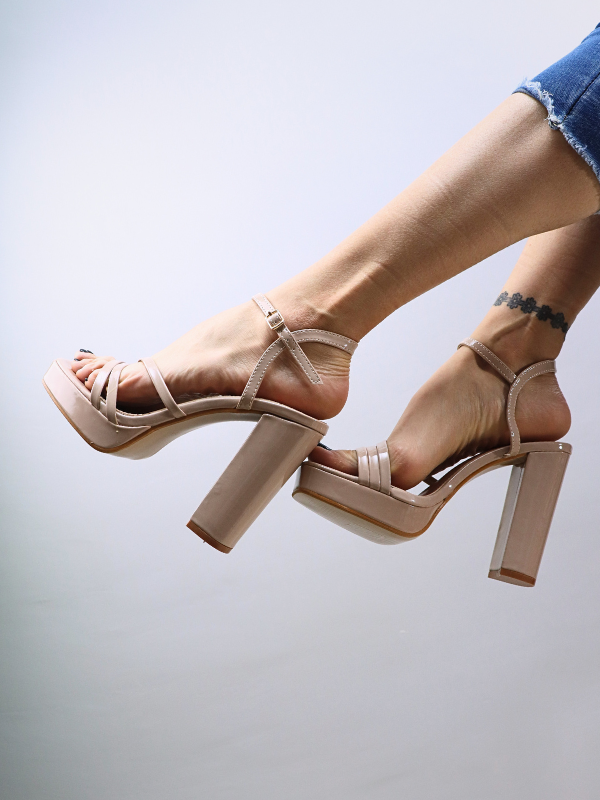 Sandalias de charol con tiras tacon...