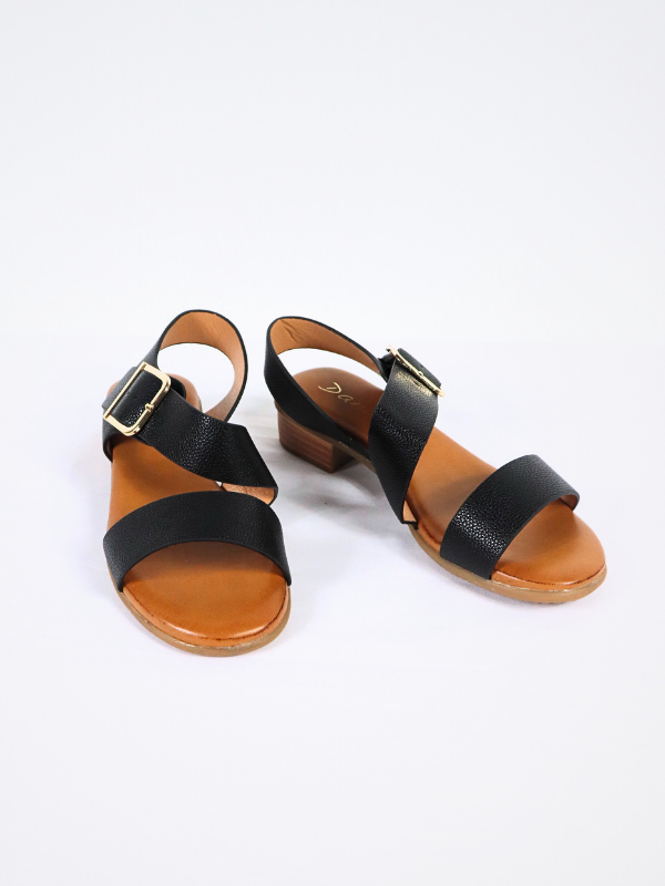 Sandalias de hebilla.