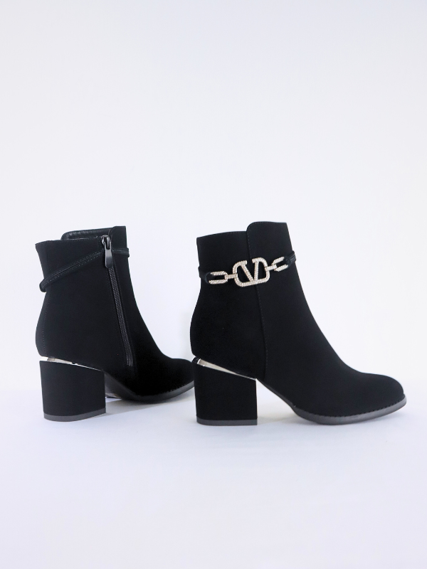 Low heel ankle boots