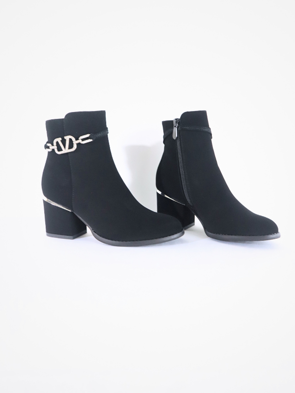 Low heel ankle boots