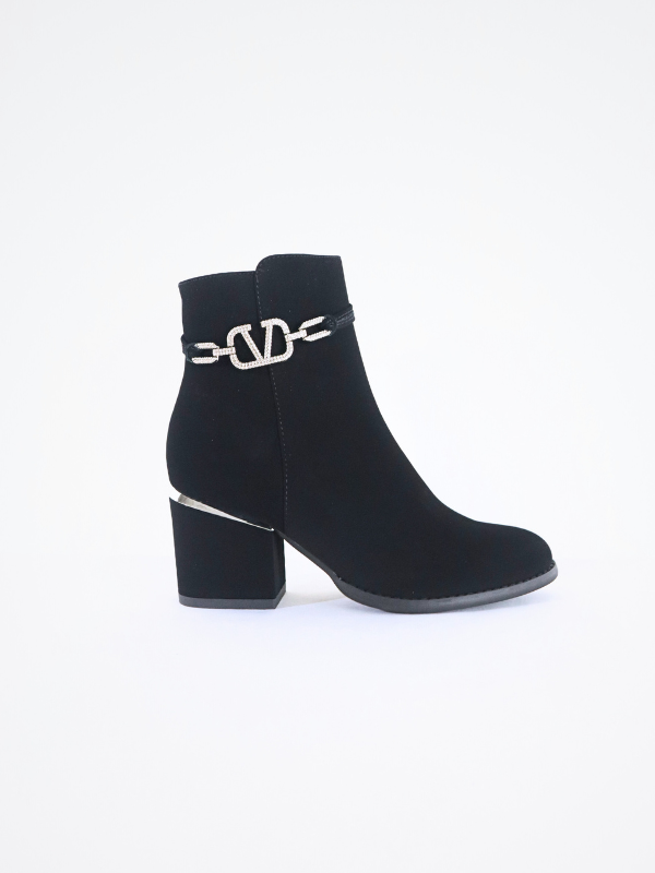 Low heel ankle boots